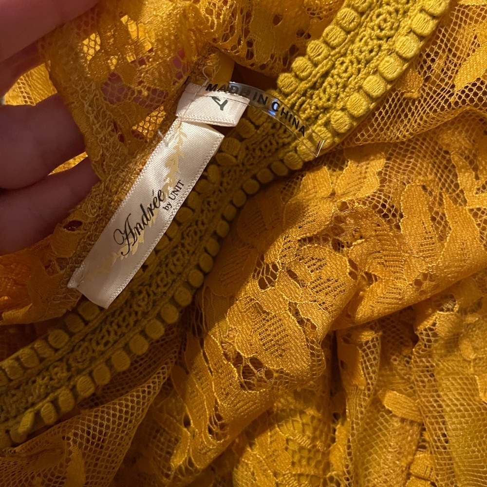 Large mustard yellow boutique top